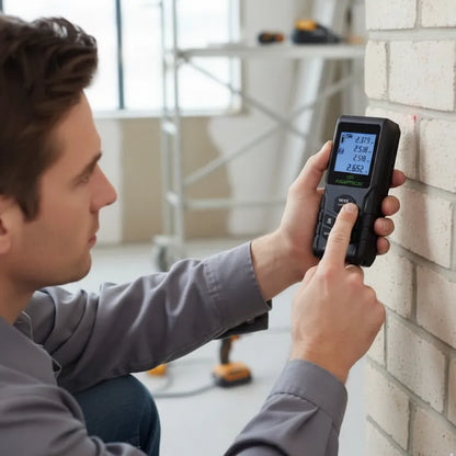 Homme utilise télémètre laser pour ses travaux