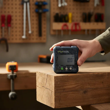 Inclinomètre électronique tenu en main sur poutre bois