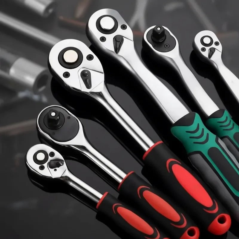 Jeu de clés a cliquet rouge et vert assemble sur atelier