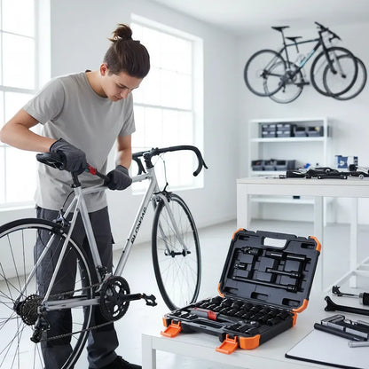 Jeune homme ajuste vélos avec coffret à douilles