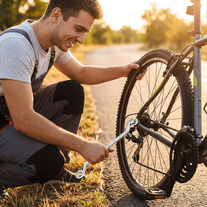Jeune homme répare boulon vélo avec clé plate coudée