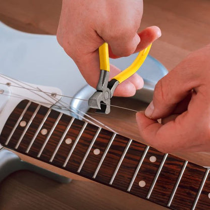jeune-utilisant-pince-coupante-pour-arranger-guitare