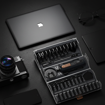 Kit tournevis de précision sur bureau sombre