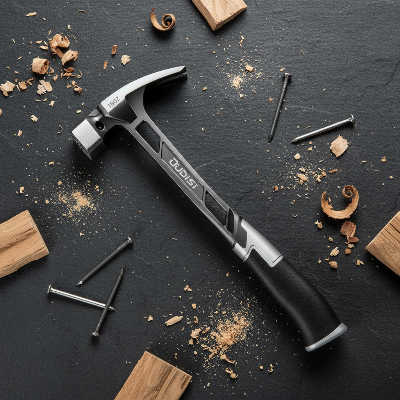 Marteau de menuisier sur plancher ardoise noire