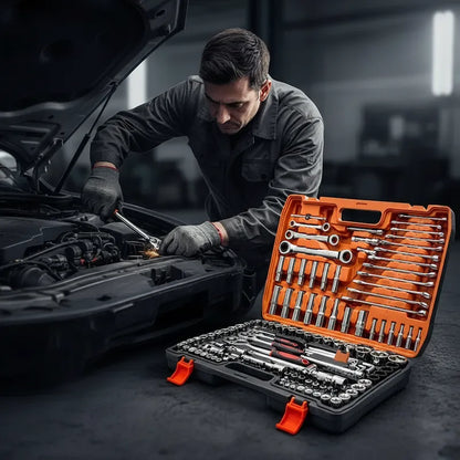 Mécanicien répare voiture avec coffret à douilles