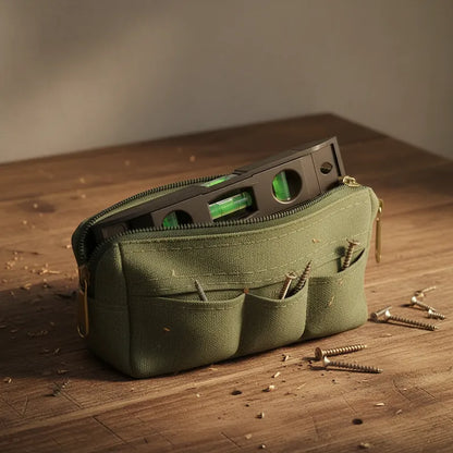Mini niveau à bulle dans pochette verte sur établi bois