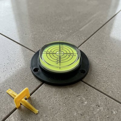 Niveau à bulle de précision sur plancher céramique