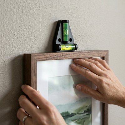 Personne pose cadre mur avec niveau à bulle