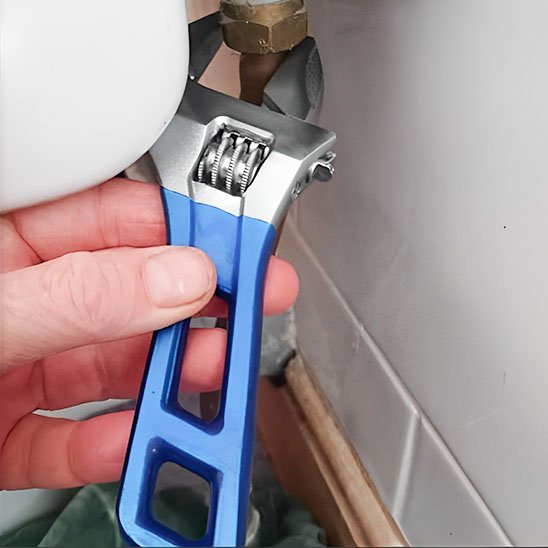 Petite clé à molette bleu pour ajuster boulon zone étroite