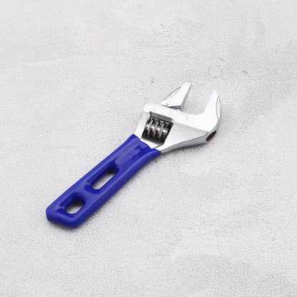 Petite clé à molette sur sol béton