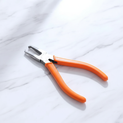 Pince coupante de précision fond marbre blanc