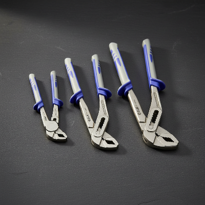 Pince multiprise plombier trois formats sur ardoise noire