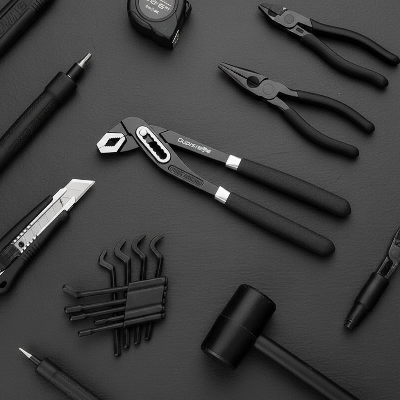 Pince multiprises sur ardoise noire autour outils noirs