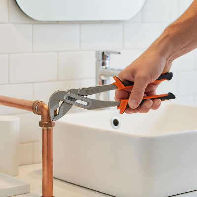 Pinces multiprises dans salle de bain