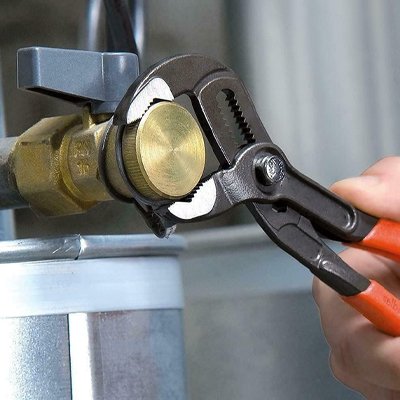 plombier repare valve avec pince multiprise