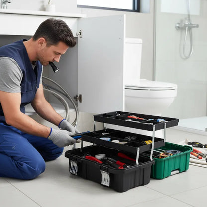 Plombier travaillant avec sa boite a outils