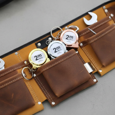Ruban metre dans pochette ceinture outils