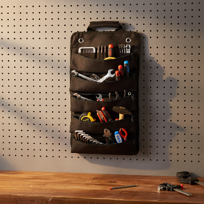 Sac a outils noir accroche mur atelier