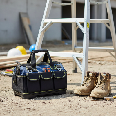 Sac à outils sur chantier près échelle