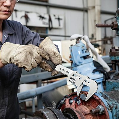 technicienne utilise cle a griffe pour travailler 