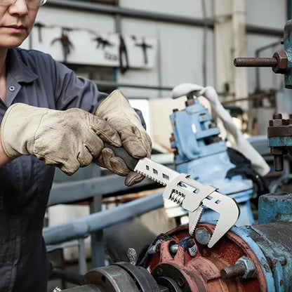 Technicienne utilise cle a griffe pour travailler
