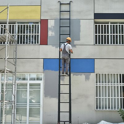 Travailleur peinture mur avec échelle télescopique 