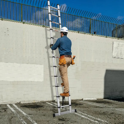 Travailleur utilise echelle telescopique pour monter sur mur
