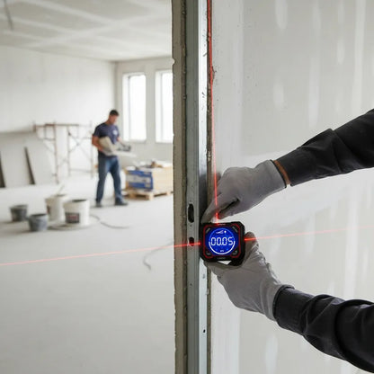Travailleur utilise inclinomètre numérique sur chantier