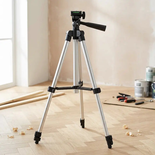 Trépied niveau laser dans salon en rénovation