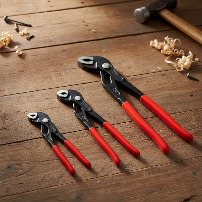 Trio pince multiprise sur établi bois